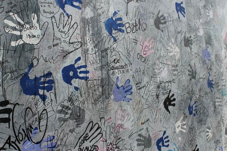 Berlini fal kéznyomokkal (Fotó: Iamanilozturk/Pixabay)