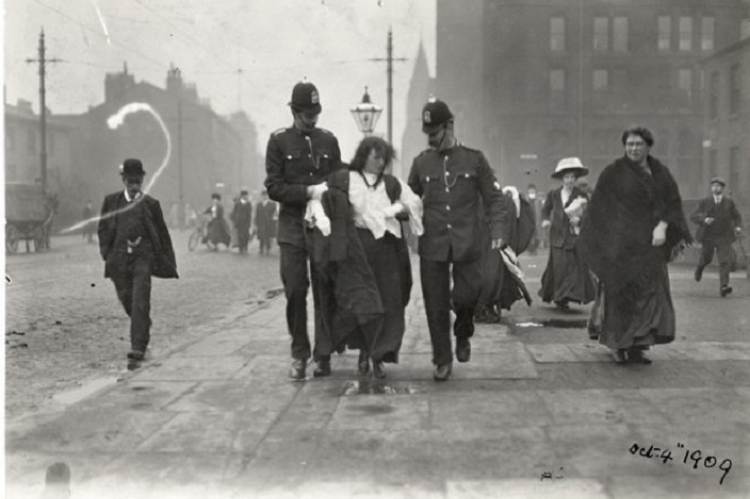 1909. október 4-én Manchesterben letartóztatják Rona Robinsont 