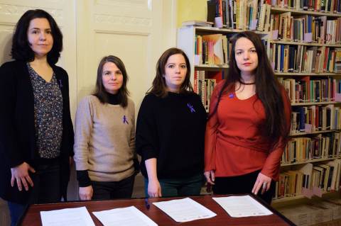 A Női Érdek, a NANE, a PATENT és a Nőkért Egyesület elnökei aláírják a levelet (Fotó: So Photo)