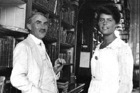 Móra Ferenc Fischhof Ágotával, az első szakképzett magyar könyvtárosnővel