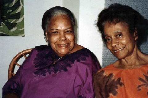 Nita Barrow (balra) Lucille Mair jamaikai nagykövettel (Fotó: The University of the West Indies)