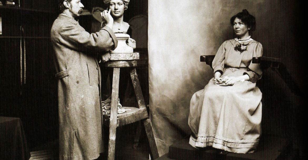 Christabel Pankhurst szüfrazsett modellt ül Madame Tussaud dédunokájának, John Tussaud-nak. (1908) 