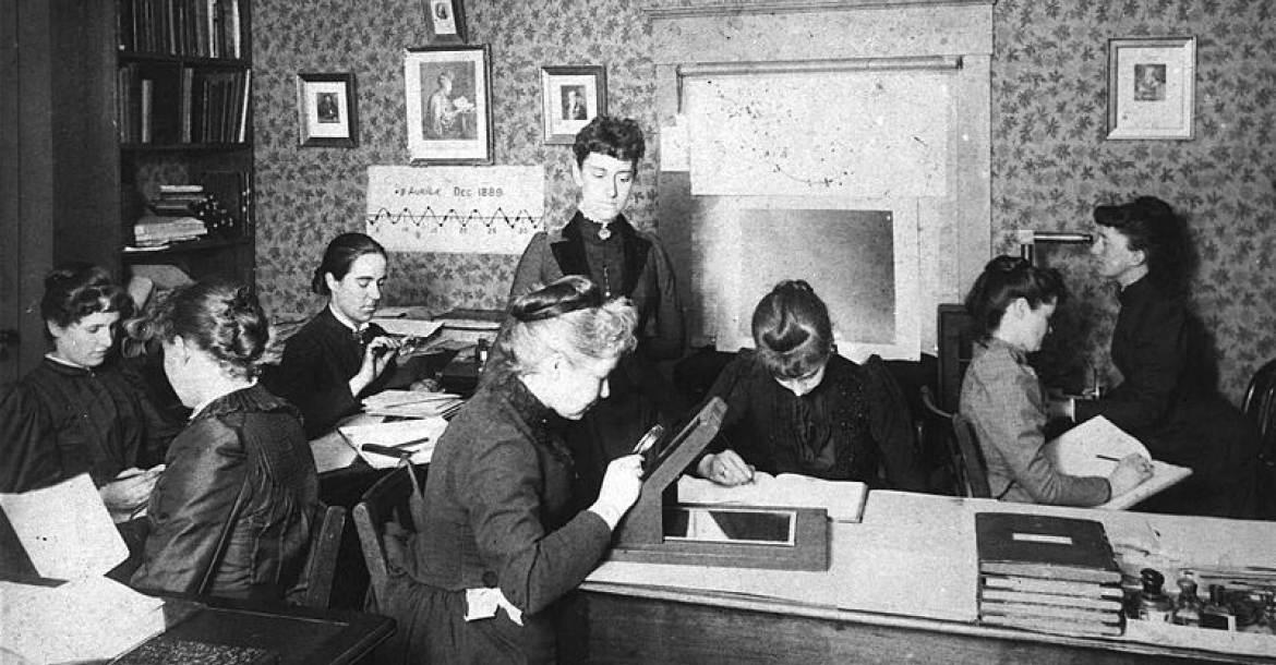 Tudósnők munkában a Harvard obszervatóriumában, köztük Henrietta Swan Leavitt (1868–1921), Annie Jump Cannon (1863–1941), Williamina Fleming (1857–1911), és Antonia Maury (1866–1952).