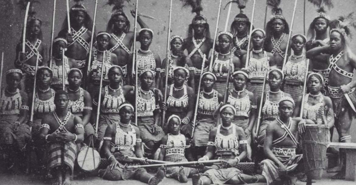 A sereg egyik legnevezetesebb intézménye a női katonákból álló elit egység volt, akiket 'ahosi - anyáink' néven említettek fongbe nyelven, az angolok és a franciák pedig dahomey-i amazonokként.