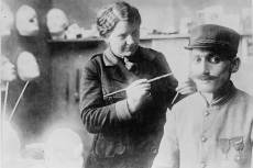 Anna Coleman Ladd egy katonával 1918-ban 