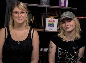 A Háttér Társaság tagjai az LMBTQ kapcsolati erőszakkal kapcsolatos adatokról